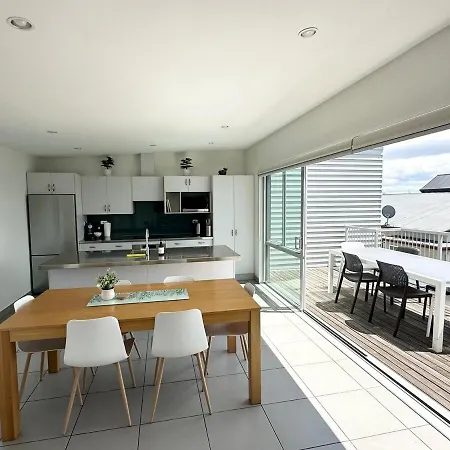 Large Townhouse Double Garage Plus Additional Parking Full Kitchen And Dining